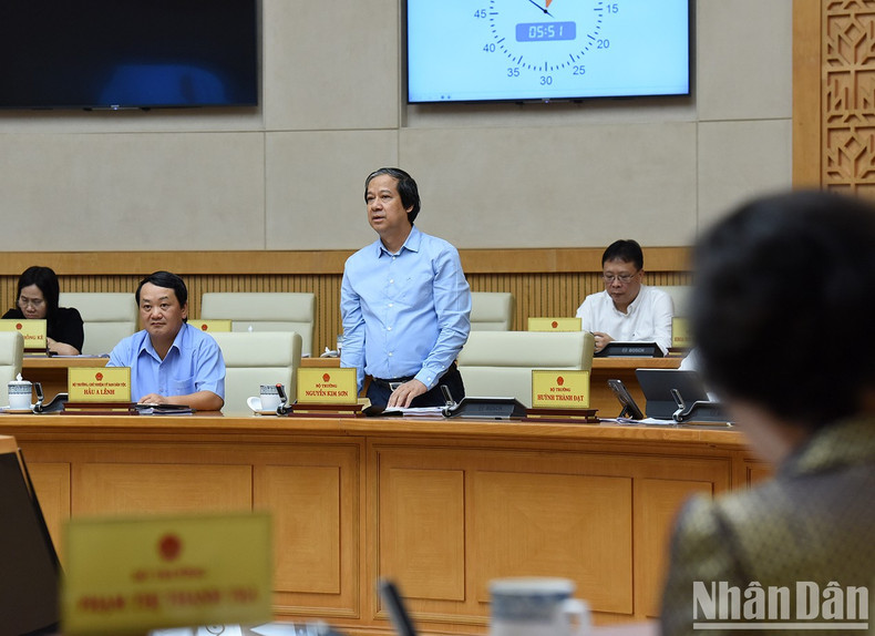 El ministro de Educación y Formación Nguyen Kim Son interviene en la reunión.