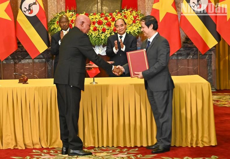 El ministro de Educación y Formación de Vietnam, Nguyen Kim Son, entrega el Memorándum de Entendimiento sobre cooperación en educación a su homólogo ugandés. El ministro de Educación y Formación de Vietnam, Nguyen Kim Son, entrega el Memorándum de Entendimiento sobre cooperación en educación a su homólogo ugandés.