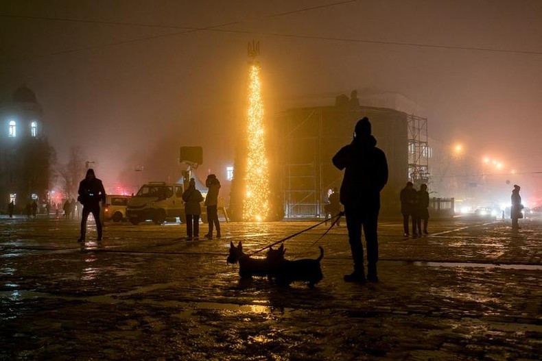 Árbol de Navidad en la plaza Sofiyska en Kiev en la niebla. Árbol de Navidad en la plaza Sofiyska en Kiev en la niebla.
