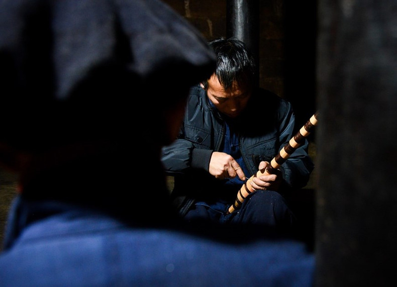 La profesión de hacer Khen de un padre y su hijo Mua Mi Sinh (aldea de Sang Pa B, ciudad de Meo Vac, distrito de Meo Vac de Ha Giang) se ha transmitido de generación en generación.