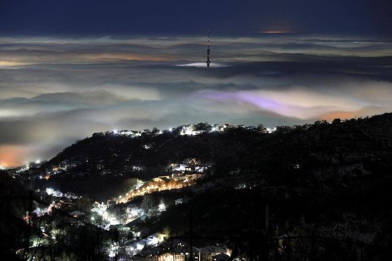Torre de televisión de Almaty (Kazajstán) entre la densa niebla el 1 de diciembre. Torre de televisión de Almaty (Kazajstán) entre la densa niebla el 1 de diciembre.
