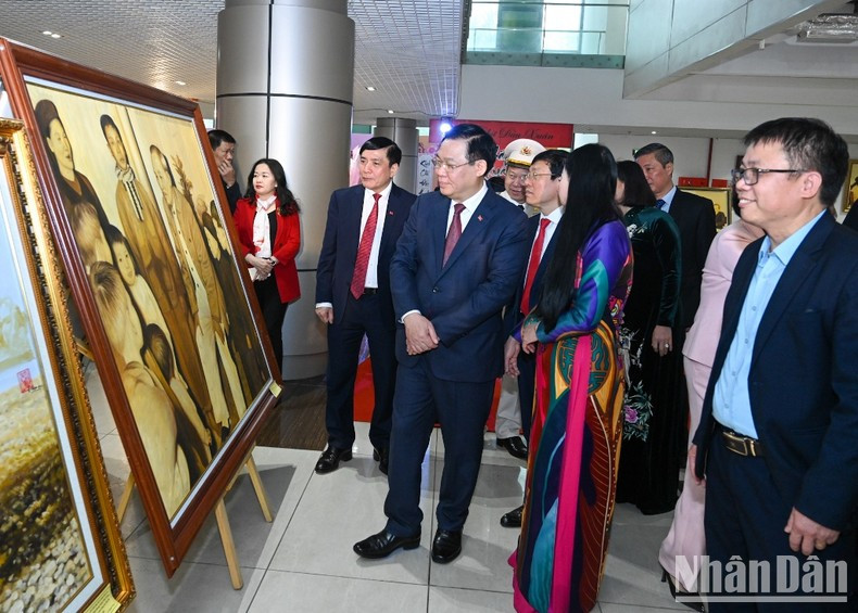 Vuong Dinh Hue y los delegados visitan el Festival Periodístico Primaveral de Vinh Phuc. Vuong Dinh Hue y los delegados visitan el Festival Periodístico Primaveral de Vinh Phuc.