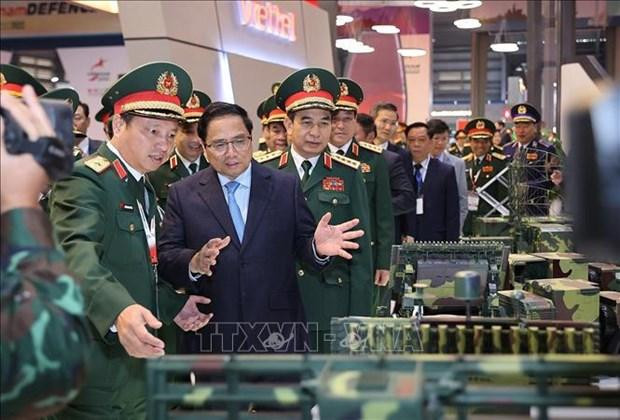 El primer ministro vietnamita, Pham Minh Chinh, y delegados visitaron los stands que presentan productos de la industria de defensa y las áreas del espacio cultural vietnamita. (Fotografía: VNA) El primer ministro vietnamita, Pham Minh Chinh, y delegados visitaron los stands que presentan productos de la industria de defensa y las áreas del espacio cultural vietnamita. (Fotografía: VNA)