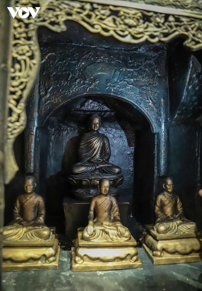 El complejo de reliquias de Yen Tu-Vinh Nghiem-Con Son, Kiep Bac tiene un paisaje cultural en forma de cadena continua, que evoluciona orgánicamente en las provincias de Quang Ninh, Bac Giang y Hai Duong en el noreste de Vietnam. El complejo de reliquias de Yen Tu-Vinh Nghiem-Con Son, Kiep Bac tiene un paisaje cultural en forma de cadena continua, que evoluciona orgánicamente en las provincias de Quang Ninh, Bac Giang y Hai Duong en el noreste de Vietnam.