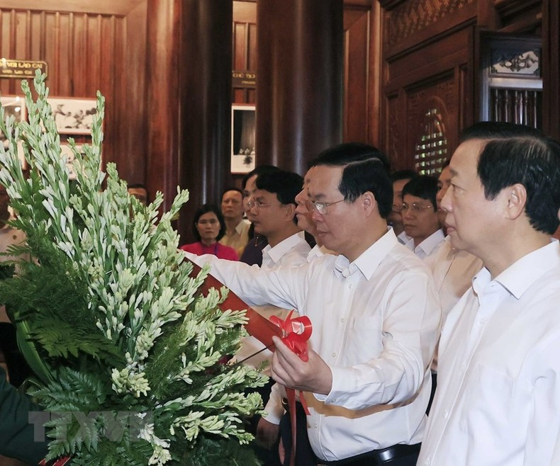 Vo Van Thuong rinde un homenaje floral en la casa conmemorativa del Presidente Ho Chi Minh. Vo Van Thuong rinde un homenaje floral en la casa conmemorativa del Presidente Ho Chi Minh.