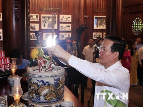 Vo Van Thuong ofrece incienso en la casa conmemorativa del Presidente Ho Chi Minh. Vo Van Thuong ofrece incienso en la casa conmemorativa del Presidente Ho Chi Minh.