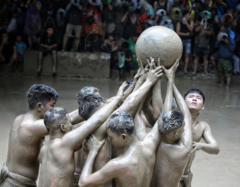El balón hecho de madera de yaca, pesa alrededor de 20 kilógramos y simboliza el Sol.