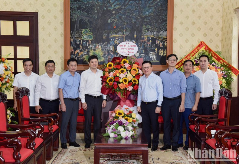La delegación de la provincia de Hai Phong visita el periódico en la ocasión.