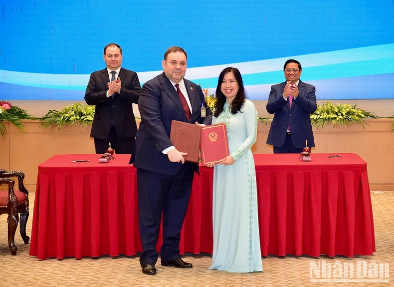 La entrega del acuerdo sobre exención de visados para titulares de pasaportes ordinarios.