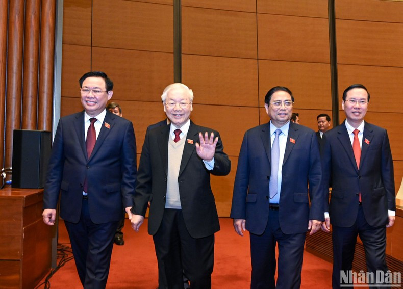 El secretario general Nguyen Phu Trong, el primer ministro Pham Minh Chinh, el presidente de la Asamblea Nacional Vuong Dinh Hue y el miembro ejecutivo del Secretariado del Comité Central del Partido Vo Van Thuong en la reunión. El secretario general Nguyen Phu Trong, el primer ministro Pham Minh Chinh, el presidente de la Asamblea Nacional Vuong Dinh Hue y el miembro ejecutivo del Secretariado del Comité Central del Partido Vo Van Thuong en la reunión.