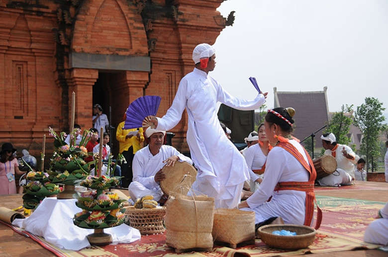 Las danzas están estrechamente entrelazadas con la vida religiosa, los dioses y los rituales tradicionales. Las danzas están estrechamente entrelazadas con la vida religiosa, los dioses y los rituales tradicionales.