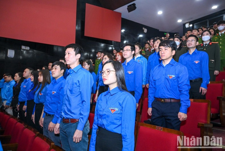 Numerosos jóvenes participan en el evento. Numerosos jóvenes participan en el evento.