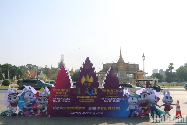 Carteles en el Monumento a la Independencia. Carteles en el Monumento a la Independencia.