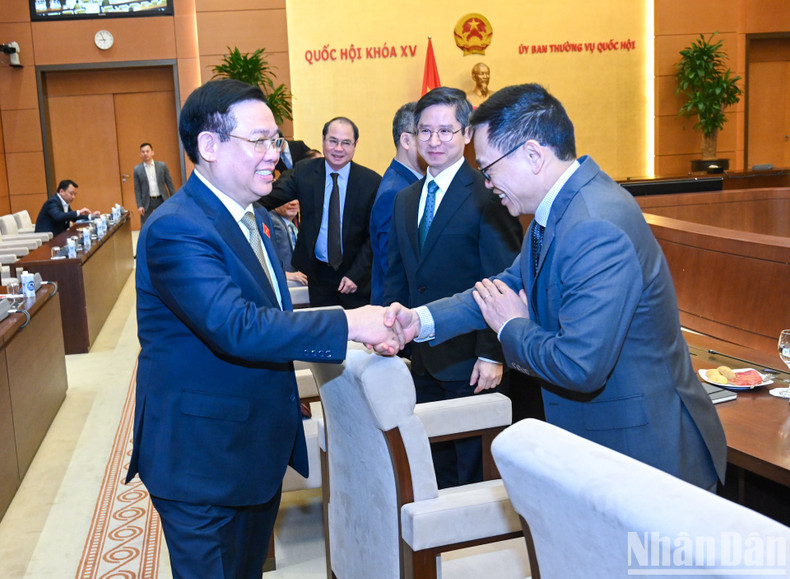 El presidente de la Asamblea Nacional Vuong Dinh Hue y los jefes de las dependencias diplomáticas de Vietnam en el extranjero. El presidente de la Asamblea Nacional Vuong Dinh Hue y los jefes de las dependencias diplomáticas de Vietnam en el extranjero.