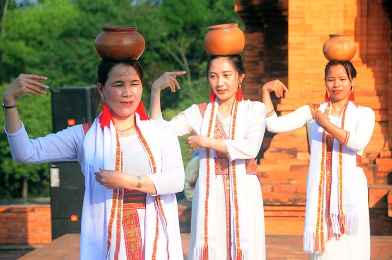 La danza es la convergencia de la sabiduría, el talento, la apreciación de la cultura y el arte del pueblo Cham. La danza es la convergencia de la sabiduría, el talento, la apreciación de la cultura y el arte del pueblo Cham.