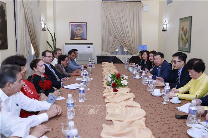 En el encuentro entre el presidente de la Comisión de Relaciones Exteriores de la Asamblea Nacional, Vu Hai Ha, y representantes de la Asociación de Amistad Cuba-Vietnam y el Instituto Cubano de Amistad con los Pueblos. (Fotografía: VNA)