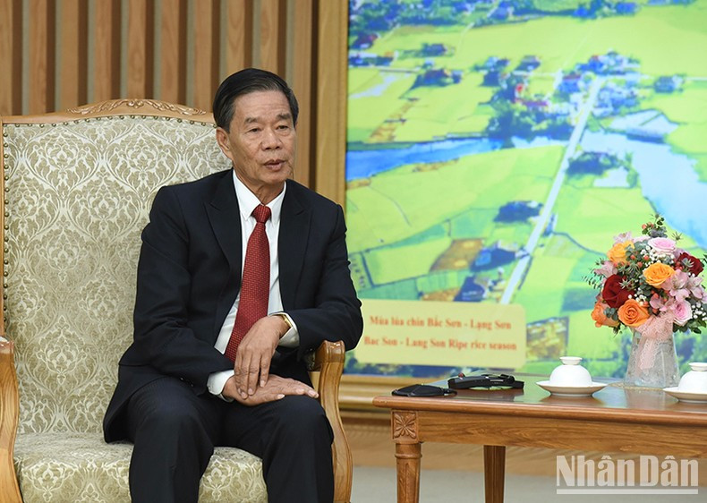 Sinlavong Khoutphaythoune interviene en la reunión. Sinlavong Khoutphaythoune interviene en la reunión.