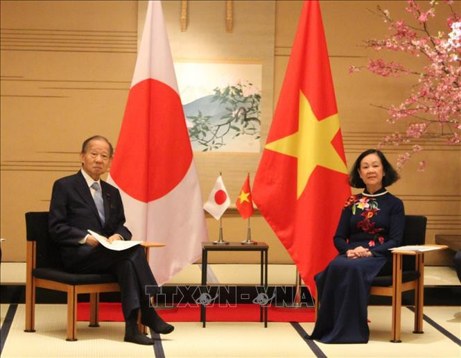 La miembro del Buró Político y permanente del Secretariado del Comité Central del PCV y jefa de su Comisión de Organización, Truong Thi Mai, y el presidente de la Alianza Parlamentaria de Amistad Japón-Vietnam, Nikai Toshihiro. (Fotografía: VNA) La miembro del Buró Político y permanente del Secretariado del Comité Central del PCV y jefa de su Comisión de Organización, Truong Thi Mai, y el presidente de la Alianza Parlamentaria de Amistad Japón-Vietnam, Nikai Toshihiro. (Fotografía: VNA)
