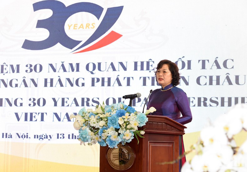 La gobernadora del Banco Estatal de Vietnam, Nguyen Thi Hong, habla en el evento.