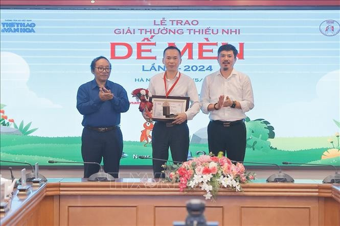 En la ceremonia de entrega de los premios. (Fotografía: VNA)