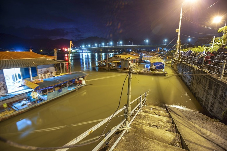 La vida pacífica y tranquila del pueblo pesquero bajo el puente Hoa Binh número 3. La vida pacífica y tranquila del pueblo pesquero bajo el puente Hoa Binh número 3.