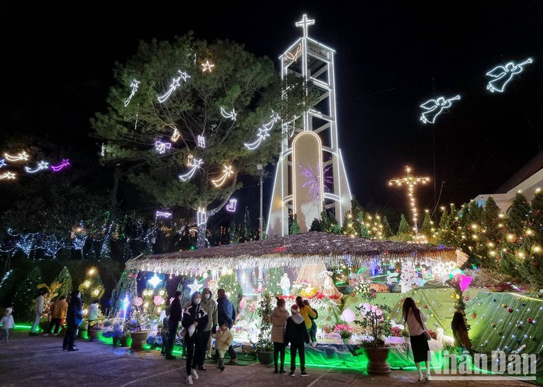 Las iglesias en Da Lat brillan en la Nochebuena. Las iglesias en Da Lat brillan en la Nochebuena.