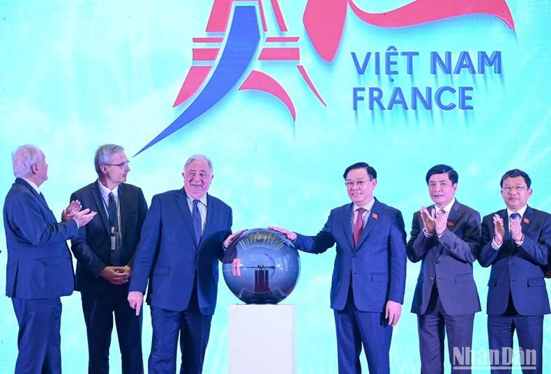 El anuncio del logotipo del 50 aniversario del establecimiento de las relaciones diplomáticas Vietnam-Francia. El anuncio del logotipo del 50 aniversario del establecimiento de las relaciones diplomáticas Vietnam-Francia.
