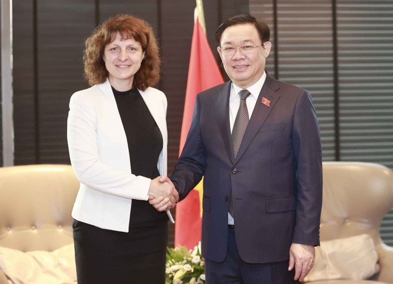 El presidente de la Asamblea Nacional de Vietnam, Vuong Dinh Hue, recibe a la directora ejecutiva Krasimira Vandeva. (Fotografía: VNA) El presidente de la Asamblea Nacional de Vietnam, Vuong Dinh Hue, recibe a la directora ejecutiva Krasimira Vandeva. (Fotografía: VNA)