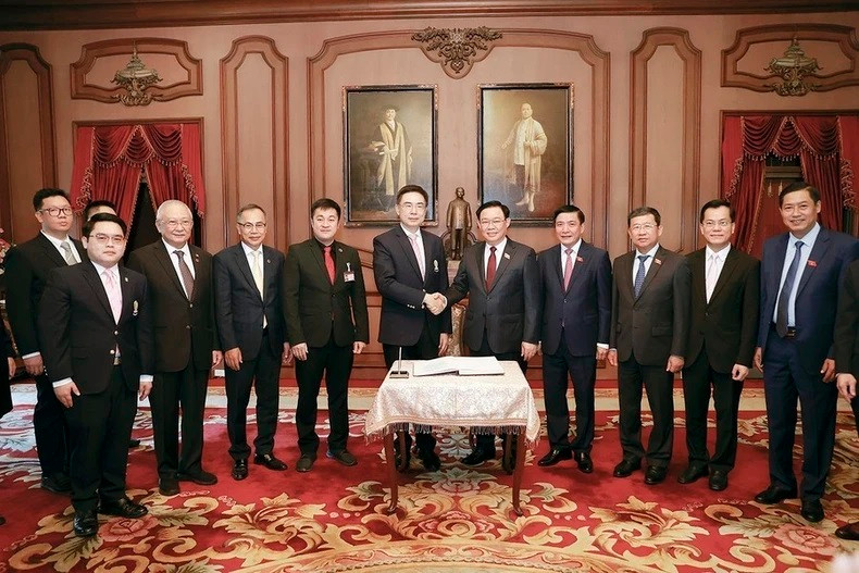 El titular parlamentario vietnamita y el Rector de la Universidad tailandesa. El titular parlamentario vietnamita y el Rector de la Universidad tailandesa.