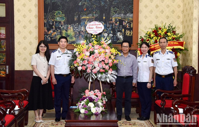La delegación del Alto Mando de la Guardia Costera agradece al periódico Nhan Dan por su apoyo durante los últimos tiempos.