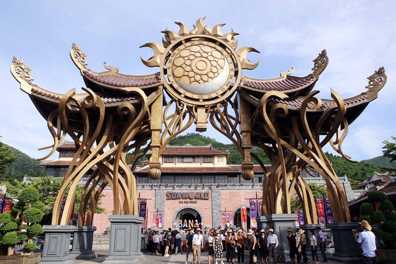 La zona turística Sun World Ba Na Hills constituye un destino que atrae a un gran número de turistas cuando viajan a la región central. La zona turística Sun World Ba Na Hills constituye un destino que atrae a un gran número de turistas cuando viajan a la región central.