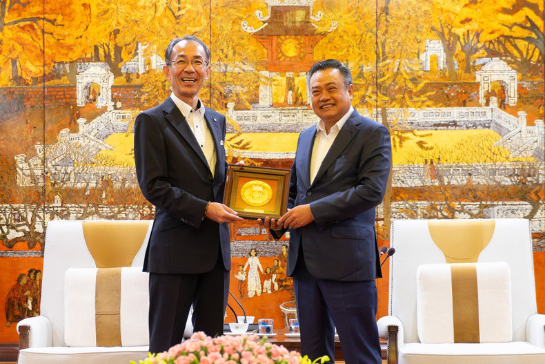 El presidente del Comité Popular de Hanói, Tran Sy Thanh (derecha), entrega un souvenir al vicealcalde de la ciudad de Fukuoka, Eiichi Nakamura. (Fotografía: hanoimoi.com.vn) El presidente del Comité Popular de Hanói, Tran Sy Thanh (derecha), entrega un souvenir al vicealcalde de la ciudad de Fukuoka, Eiichi Nakamura. (Fotografía: hanoimoi.com.vn)