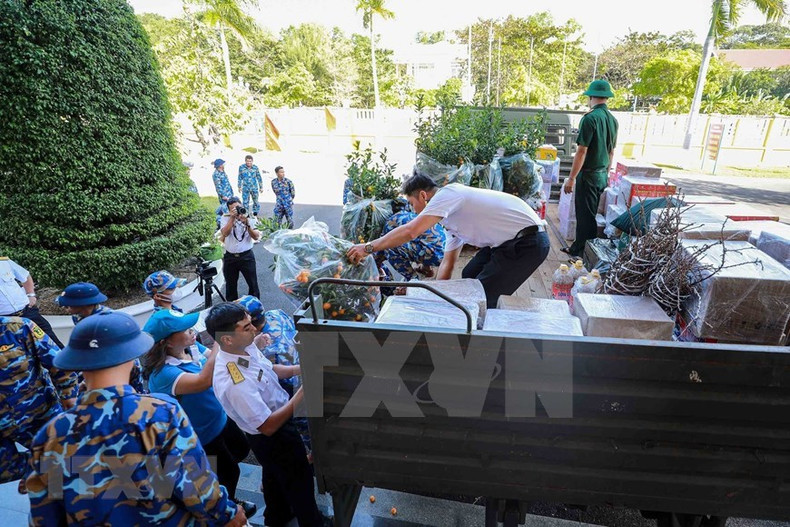 Los regalos serán llevados por los barcos a Truong Sa, con el deseo de brindarles a los soldados y residentes en ese territorio un Tet alegre y feliz.