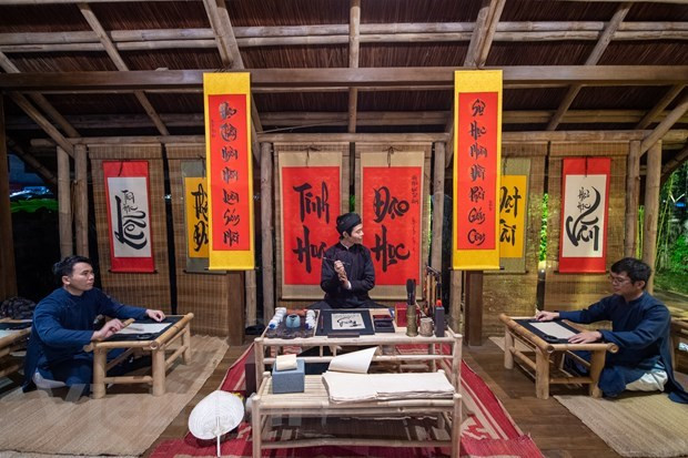 Durante el recorrido, los visitantes podrán practicar la caligrafía con Ong Do (maestros de caligrafía).