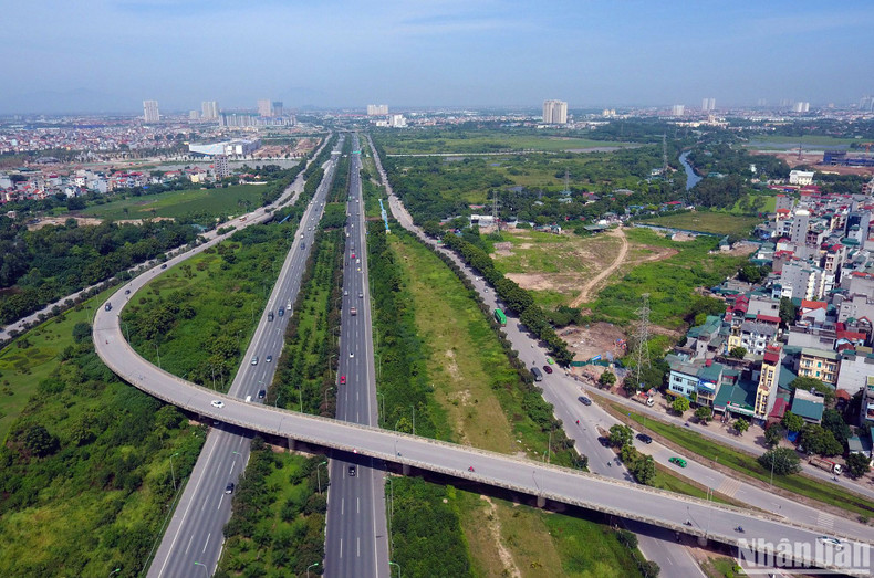 Como parte de la autopista Hanói-Hoa Binh-Son La-Dien Bien, la avenida de Thang Long conecta el centro de Hanói con la carretera nacional 21A, ahora el punto de partida de la carretera Ho Chi Minh. Como parte de la autopista Hanói-Hoa Binh-Son La-Dien Bien, la avenida de Thang Long conecta el centro de Hanói con la carretera nacional 21A, ahora el punto de partida de la carretera Ho Chi Minh.