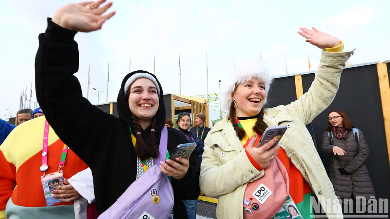 Numerosos espectadores a ambos lados de la carretera corean &quot;Vietnam&quot; mientras pasa la delegación de la nación indochina.