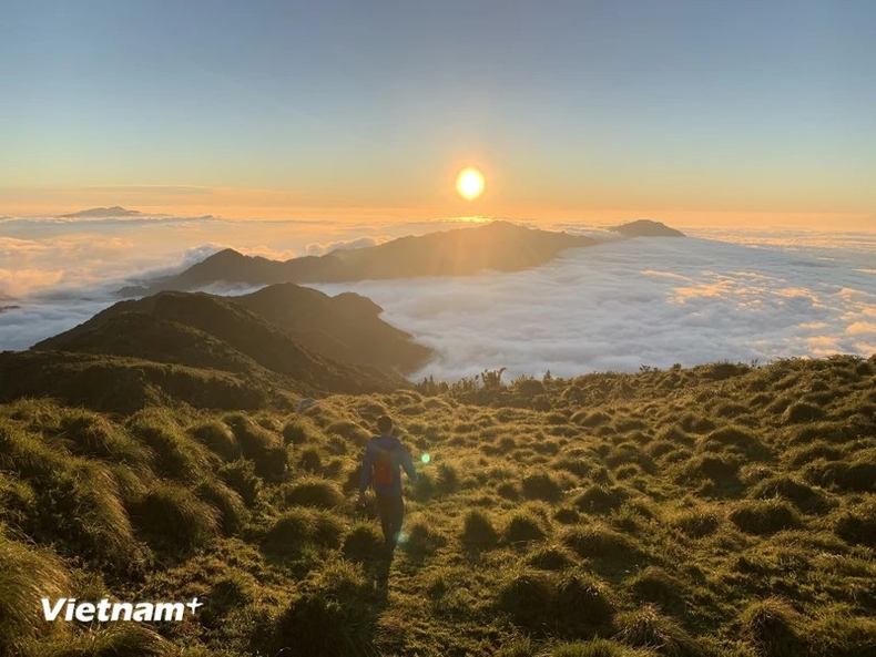 Más que un viaje para conquistar rutas desafiantes de senderismo, los turistas también contemplan los paisajes naturales locales, que son comparados a menudo como "paraísos en la tierra".