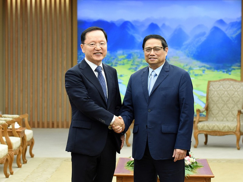 El primer ministro de Vietnam, Pham Minh Chinh, y el presidente y director financiero del grupo surcoreano Samsung Electronics, Park Hark Kyu.