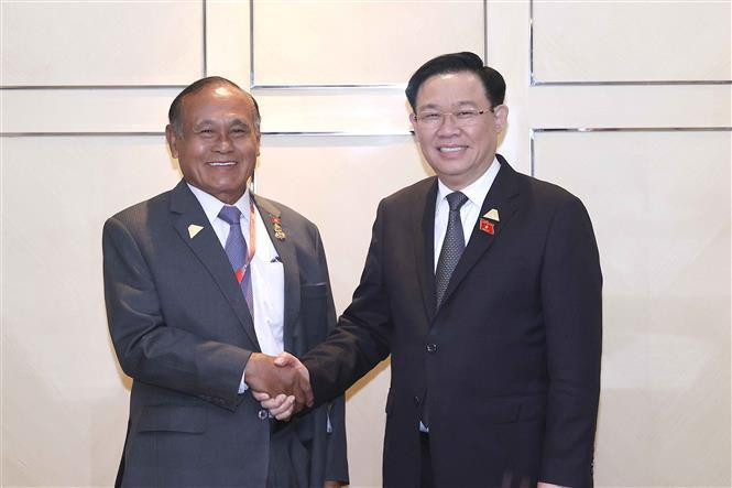 El titular de la Asamblea Nacional de Vietnam, Vuong Dinh Hue (derecha), recibe al segundo vicepresidente del Senado de Camboya, Kittisangkahabindit Tep Ngorn. (Fotografía: VNA) El titular de la Asamblea Nacional de Vietnam, Vuong Dinh Hue (derecha), recibe al segundo vicepresidente del Senado de Camboya, Kittisangkahabindit Tep Ngorn. (Fotografía: VNA)