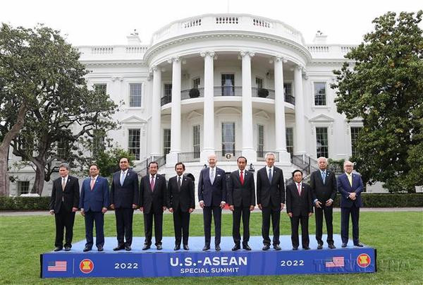 En el marco de la Cumbre Especial Asean-EE.UU., en mayo de 2022, en Washington, el primer ministro Pham Minh Chinh y los líderes de la Asean se reunen con el presidente estadounidense Joe Biden. (Fotografía: VNA) En el marco de la Cumbre Especial Asean-EE.UU., en mayo de 2022, en Washington, el primer ministro Pham Minh Chinh y los líderes de la Asean se reunen con el presidente estadounidense Joe Biden. (Fotografía: VNA)