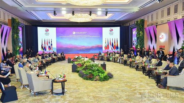 Sesión de diálogo con el Comité Intergubernamental de Derechos Humanos de la Asean (AICHR) en la 56ª Reunión de Ministros de Relaciones Exteriores de la Asean (AMM-56) en Yakarta (Indonesia). (Fotografía: VNA) Sesión de diálogo con el Comité Intergubernamental de Derechos Humanos de la Asean (AICHR) en la 56ª Reunión de Ministros de Relaciones Exteriores de la Asean (AMM-56) en Yakarta (Indonesia). (Fotografía: VNA)