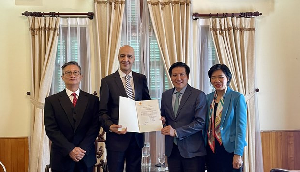 El embajador marroquí en Vietnam, Jamale Chouaibi, en el acto del nombramiento del cónsul honorario de Marruecos en Ciudad Ho Chi Minh, Doan Huu Duc. (Fotografía: baoquocte) El embajador marroquí en Vietnam, Jamale Chouaibi, en el acto del nombramiento del cónsul honorario de Marruecos en Ciudad Ho Chi Minh, Doan Huu Duc. (Fotografía: baoquocte)