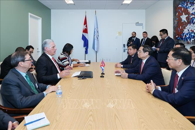 El primer ministro de Vietnam, Pham Minh Chinh, en la reunión con el primer secretario y presidente de Cuba, Miguel Díaz-Canel. (Fotografía: VNA) El primer ministro de Vietnam, Pham Minh Chinh, en la reunión con el primer secretario y presidente de Cuba, Miguel Díaz-Canel. (Fotografía: VNA)
