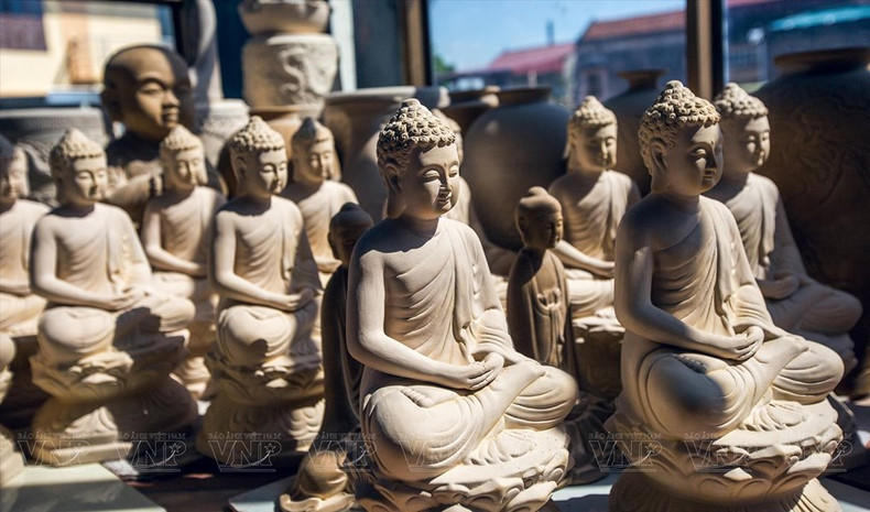 Productos de cerámica tallados con la imagen de Buda están listos para recibir los siguientes pasos en el proceso creativo, antes de ser exhibidos.