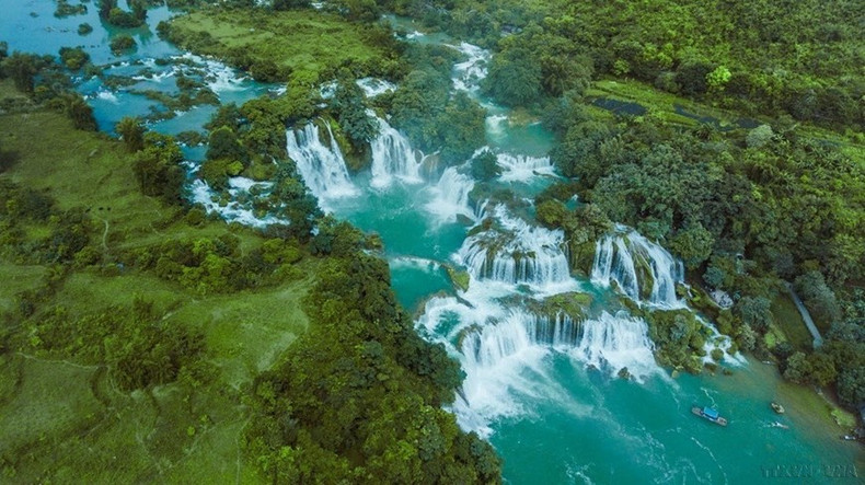 La cascada Ban Gioc crea una impresión abrumadora en los visitantes debido a su hermoso espacio, y cada corriente de agua que cae sobre la cascada genera espuma blanca. La cascada Ban Gioc crea una impresión abrumadora en los visitantes debido a su hermoso espacio, y cada corriente de agua que cae sobre la cascada genera espuma blanca.