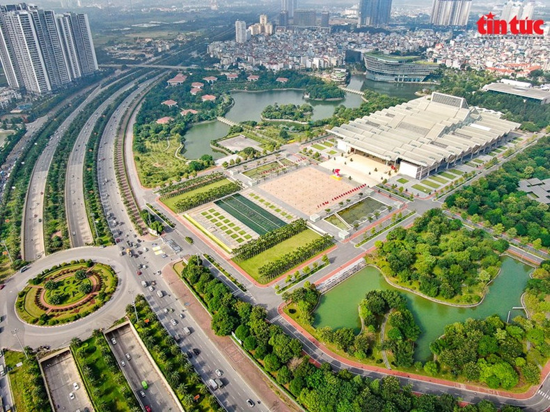 El Centro Nacional de Convenciones, en número 57 de la calle de Pham Hung, es el complejo de edificios de usos múltiples más grande de la capital. Alberga importantes congresos, conferencias y actividades políticas y comerciales nacionales e internacionales.