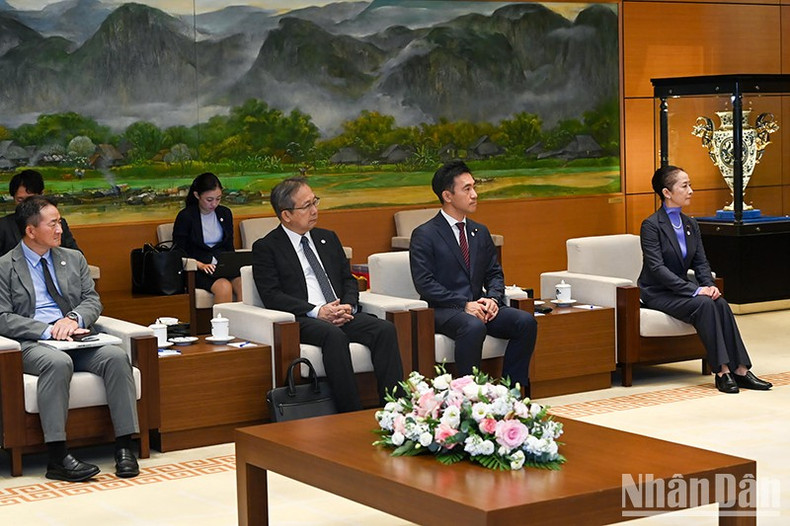 La delegación japonesa en la reunión.
