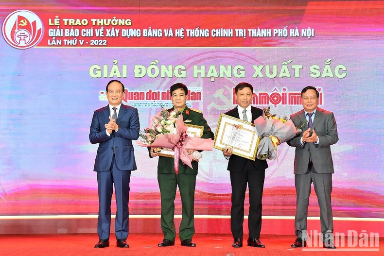 El vicesecretario del Comité del Partido y presidente del Consejo Popular de Hanói, Nguyen Ngoc Tuan, y Nguyen Van Phong premian las obras destacadas de los periódicos Hanoimoi y Ejército Popular. El vicesecretario del Comité del Partido y presidente del Consejo Popular de Hanói, Nguyen Ngoc Tuan, y Nguyen Van Phong premian las obras destacadas de los periódicos Hanoimoi y Ejército Popular.