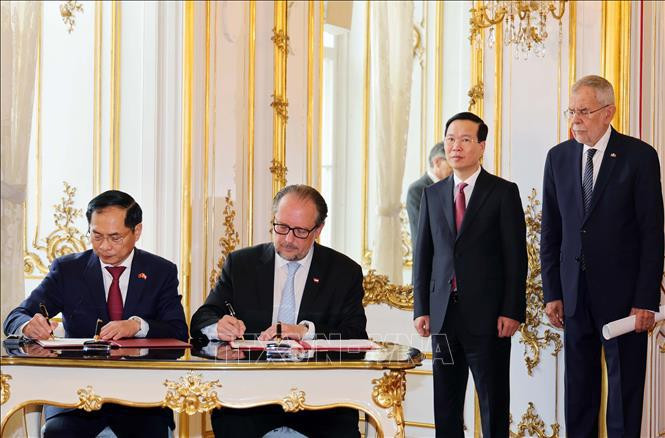 El presidente de Vietnam, Vo Van Thuong, y su homólogo austriaco, Alexander Van der Bellen, testimonian la firma de un memorando de entendimiento entre los ministerios de Relaciones Exteriores de los dos países. (Fotografía: VNA)
