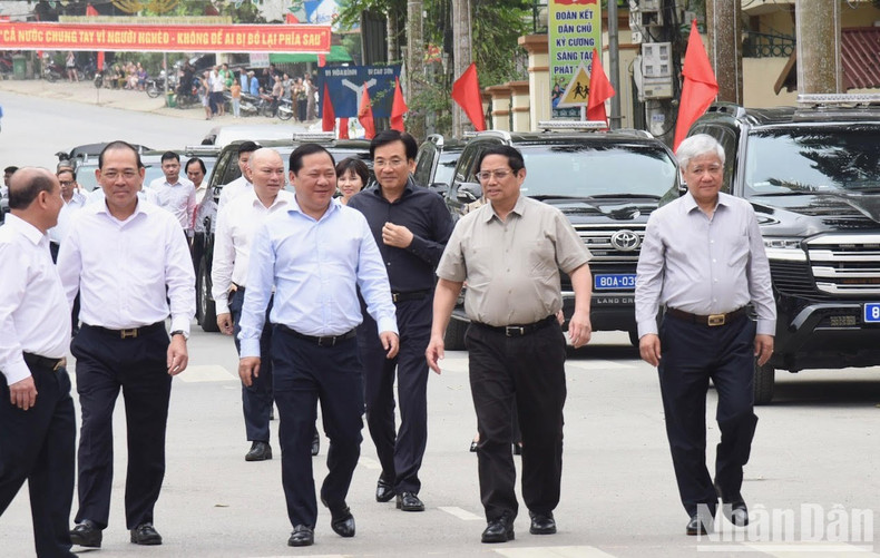 El primer ministro y también presidente del Consejo Central de Emulación y Recompensas, Pham Minh Chinh, asiste al lanzamiento del movimiento social &quot;Eliminar casas temporales y en ruinas en todo el país&quot;.